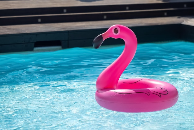 Fenicottero da spiaggia. Fenicottero gonfiabile piscina rosa per la spiaggia estiva