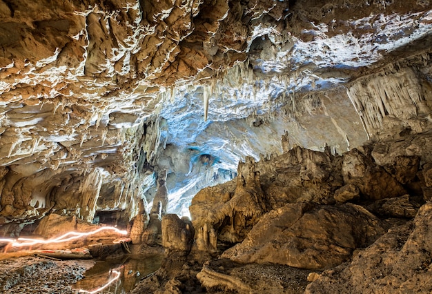 Fenomeno e stalagmite di pietra Cave fenomeno naturale