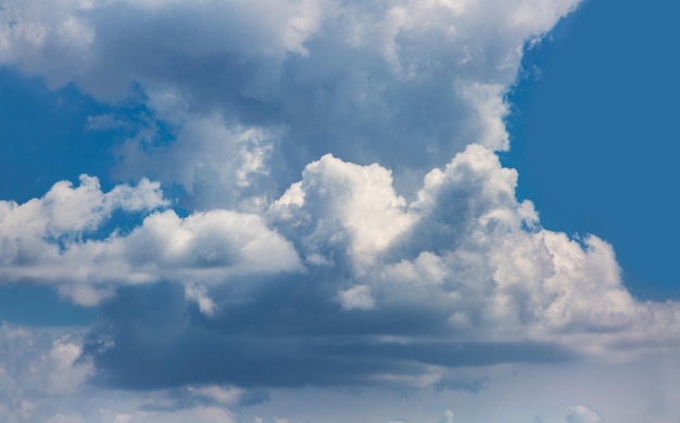 Fenomeno naturale cielo blu con nuvole bianche