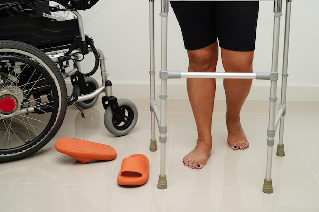 Ferita di una donna asiatica a causa di una caduta su superfici scivolose con un passeggino a casa