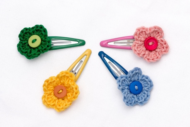 Fermacapelli con fiori multicolori intrecciati con cordoncino
