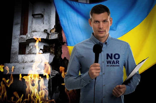 Fermare la guerra in Ucraina Giornalista contro la bandiera ucraina e l'edificio distrutto