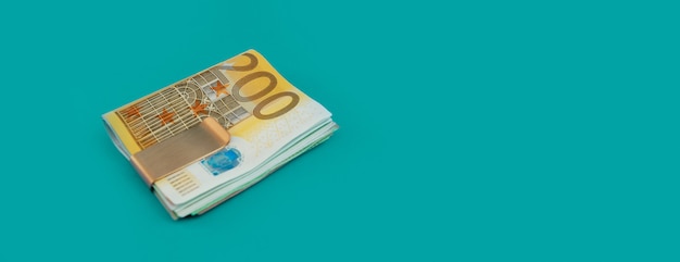 Fermasoldi con banconote in euro su sfondo blu