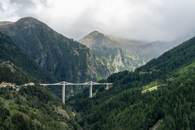 Fermata dell'autobus a Schallberg sul Passo del Sempione in Svizzera