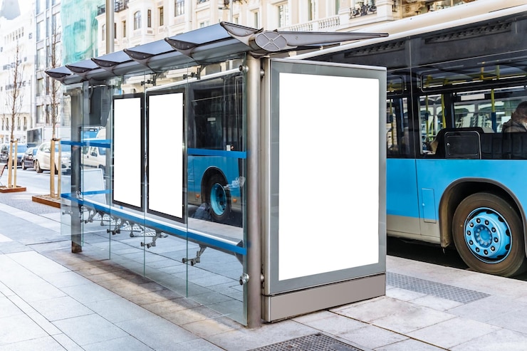 Foto fermata dell'autobus in città