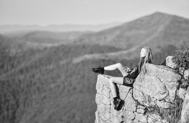 Fermati finalmente donna sulla scogliera di montagna senti la libertà estremamente libero alpinismo stile di vita modo per il successo viaggi in montagna ed escursionismo abilità di arrampicata su roccia amante dell'alpinismo raggiungere la vetta