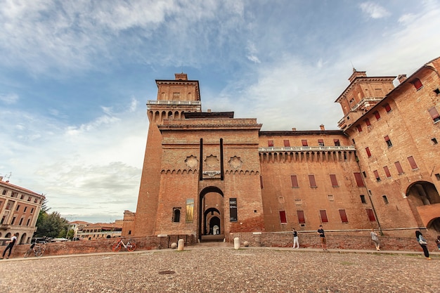 FERRARA, ITALIA 29 LUGLIO 2020 : Castello medievale di Ferrara la storica città italiana