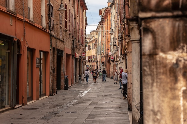 FERRARA, ITALIA 29 LUGLIO 2020 : Vicolo di Ferrara in Italia pieno di gente che cammina