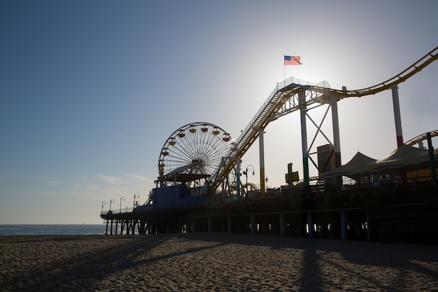 Ferris Wheel del pilastro di Santa Moica al tramonto in California