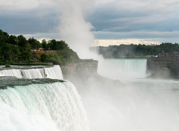 Ferro di cavallo canadese e cascate americane al Niagara