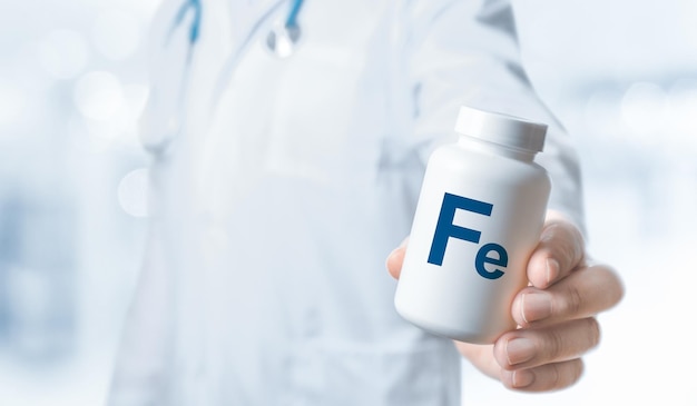 Ferro Ferrum Fe Fe integratori per la salute umana Il medico consiglia di assumere Ferrum medico parla dei benefici del ferro Vitamine e minerali essenziali per l'uomo Ferrum Fe Concetto di salute