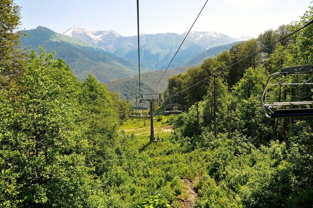 Ferrovia a fune nelle montagne di Sochi, Russia