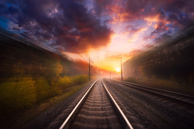 Ferrovia al tramonto con sfocatura del movimento.