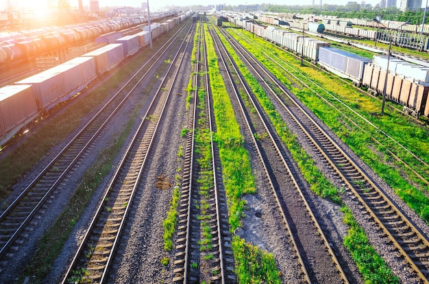 Ferrovia al tramonto dell'iarda di smistamento, carrozza ferroviaria del treno merci.