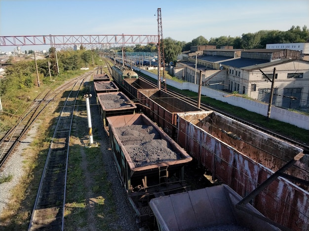 Ferrovia. Carri merci che trasportano carichi diversi. Concetto di industria pesante