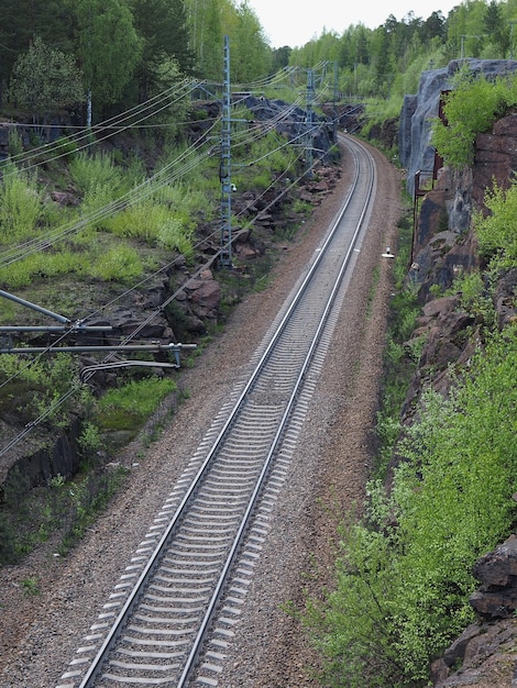 Ferrovia che passa tra rocce granitiche, parco del Monrepo. Vyborg, regione di Leningrado, Russia.