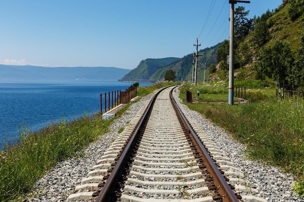 Ferrovia Circum Baikal La ferrovia è posata lungo la riva del lago Baikal Russia