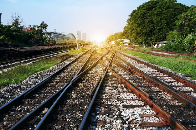 Ferrovia contro il bel cielo al tramonto Giunzione ferroviaria Paesaggio industriale con stazione ferroviaria