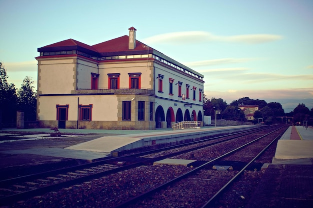 Ferrovia del treno con vista premium, fotografia all'aperto