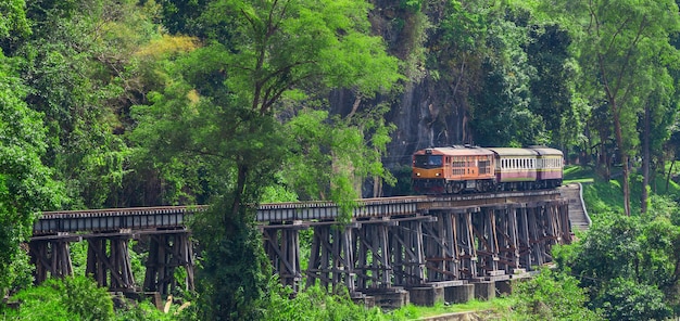 Ferrovia della morte con treno Luogo famoso a Kanchanaburi Thailandia
