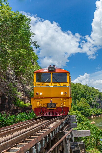 Ferrovia della morte con treno Luogo famoso a Kanchanaburi Thailandia