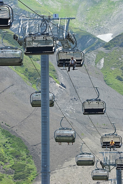 Ferrovia di cavo della montagna in Rosa Khutor, Soci, Russia