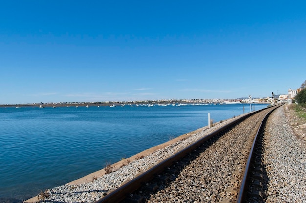 Ferrovia di Faro vicino al mare