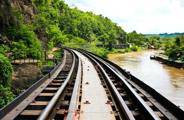 Ferrovia guasto al lato della scogliera, lungo il fiume di Kwai in Tailandia