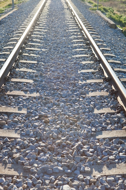 Ferrovia illuminata dal sole