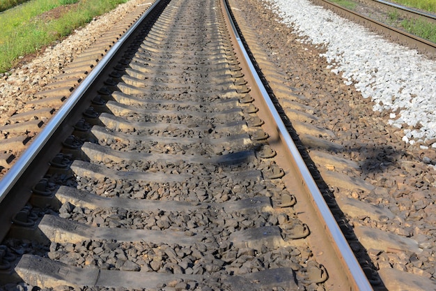 ferrovia isolata con ghiaia e traversine, primo piano