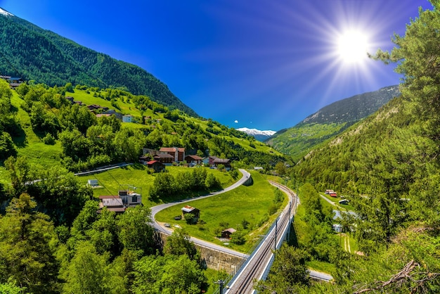 Ferrovia nella valle delle montagne delle Alpi Moerel Filet Oestlich Raron Wallis Valais