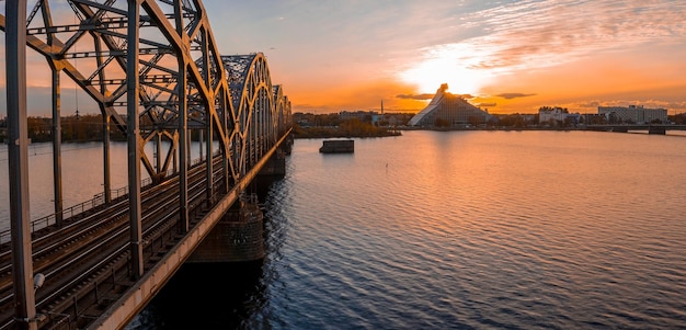 Ferrovia ponte sul fiume Daugava a Riga, Lettonia. Vista panoramica aerea