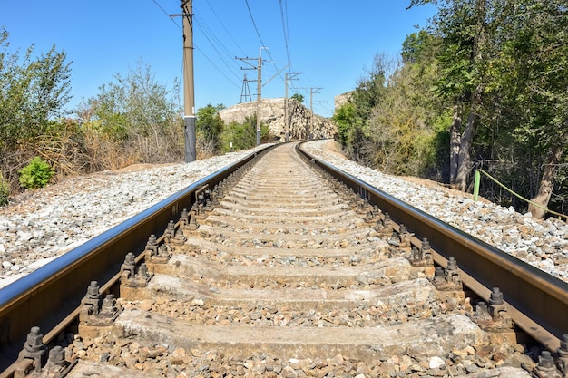 Ferrovia vuota con colonne ferroviarie in montagna