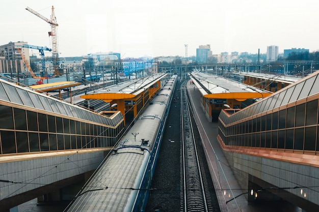 Ferrovie della stazione ferroviaria di Minsk, parcheggio dei treni.
