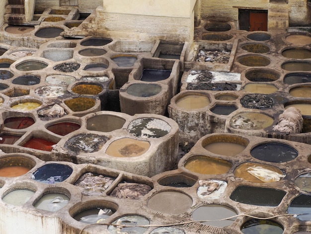 Fes, Marocco, Vista aerea della conceria Africa Vecchi carri armati delle concerie di Fez con vernice colorata per la pelle