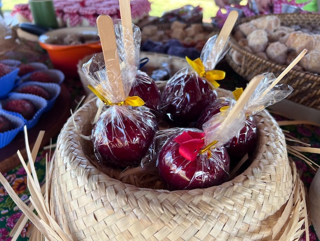 Festa brasiliana di giugno celebrazione tema festa junina con dolci tipici Maca do Amor su tovaglia di cotone