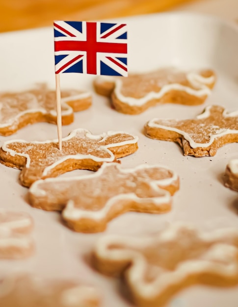 Festa britannica e concetto di cottura di natale bandiera union jack della gran bretagna e omini di panpepato bi...