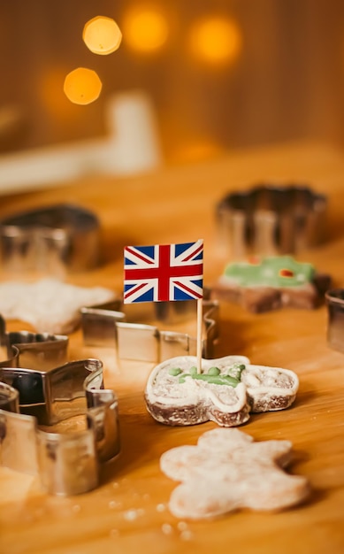 Festa britannica e concetto di cottura di natale bandiera union jack della gran bretagna e omini di panpepato bi...