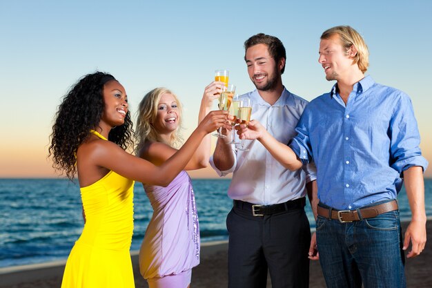 Festa con champagne in spiaggia