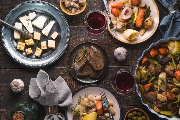 Festa con formaggio kasul, pane, olive e vino