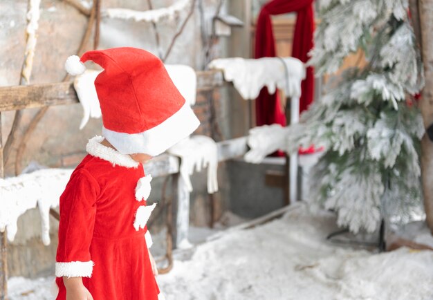 Festa dei bambini Abito rosso nelle vacanze di Natale e concetti nell'infanzia ragazza sorridente in abito rosso