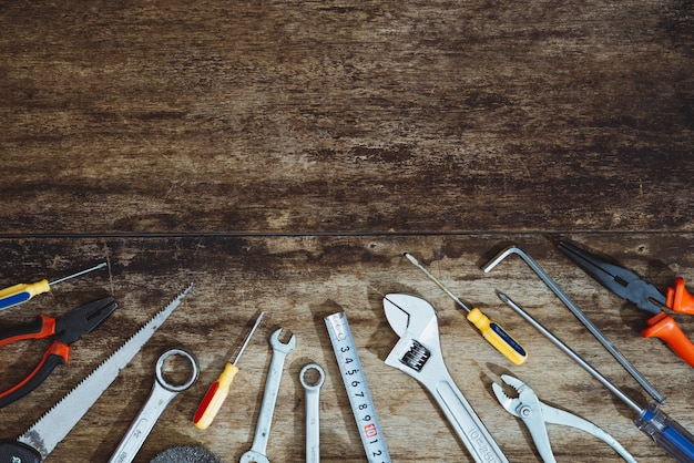 Festa dei lavoratori. Strumenti di costruzione con copia spazio