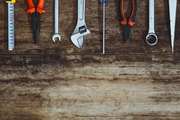 Festa dei lavoratori. Strumenti di costruzione con copia spazio