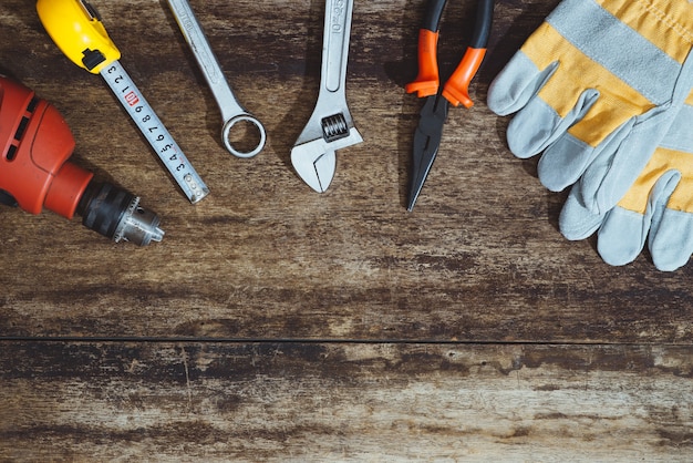 Festa dei lavoratori. Strumenti di costruzione con copia spazio