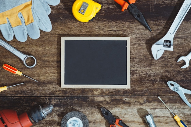 Festa dei lavoratori. Strumenti di costruzione con copia spazio