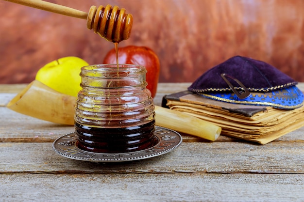 Festa del capodanno ebraico nei simboli della celebrazione di Rosh Hashanah sul tavolo festivo