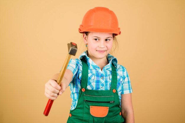 Festa del lavoro 1 maggio Ispettore caposquadra Riparazione Esperto di sicurezza Professione futura piccola ragazza che ripara in officina Bambina con casco con martello Bambino lavoratore in elmetto Lavorare in officina