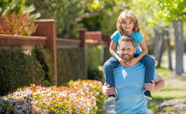 Festa del papà felice padre e figlio che si divertono al di fuori della famiglia apprezzano l'infanzia e la genitorialità