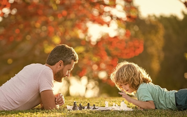 Festa del papà felice paternità familiare e scacco matto dell'infanzia