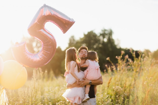 Festa del papà. La figlia della famiglia felice abbraccia suo padre in vacanza